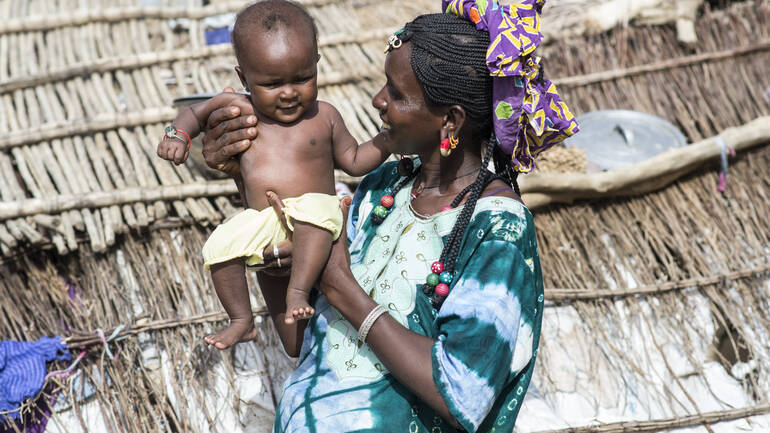 Mutter aus Mauretanien spielt mit ihrem Kind