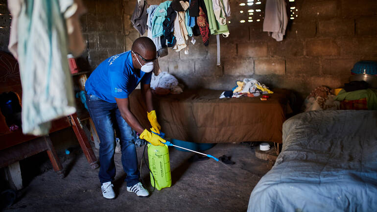 Ein Mitarbeiter von Aktion gegen den Hunger aus Haiti desinfiziert einen Wohnraum nach einem Cholera-Ausbruch.