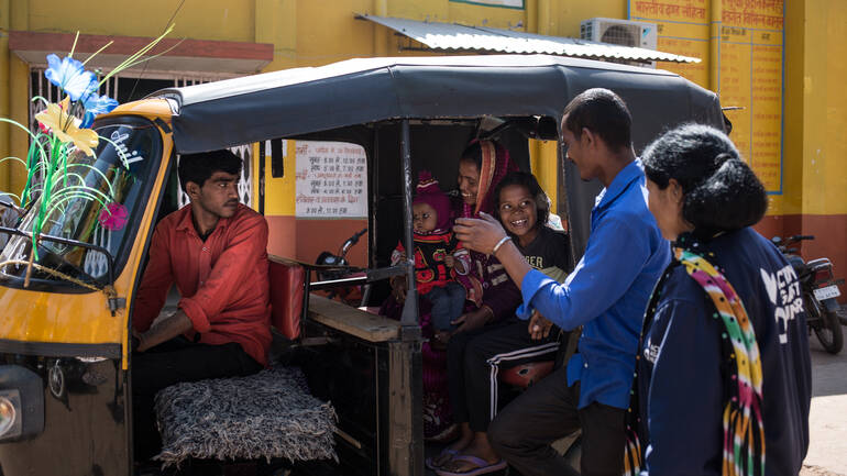 Bhumikas Familie sitzt im Tuktuk, das sie nach erfolgreichem Klinikaufenthalt wieder nach Hause bringt.