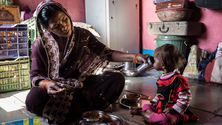 Sunita füttert Bhumika in ihrem Zuhause