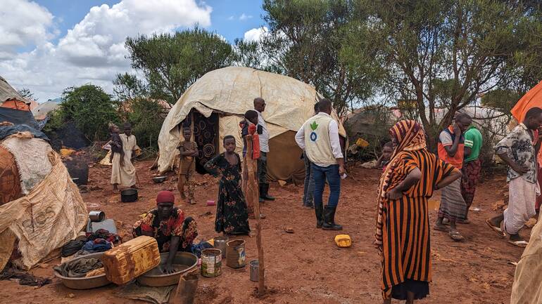 Mitarbeitende von Aktion gegen den Hunger helfen beim Aufbau eines neuen Geflüchtetenlagers in Somalia nach den schweren Überschwemmungen.