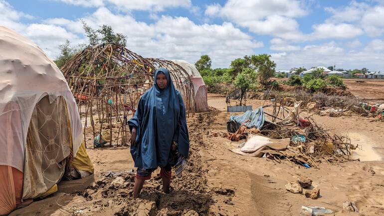 Khadijo Ali Mohamed vor den Überresten ihrer Unterkunft in Somalia, die von der schweren Flut weggeschwemmt wurde. 