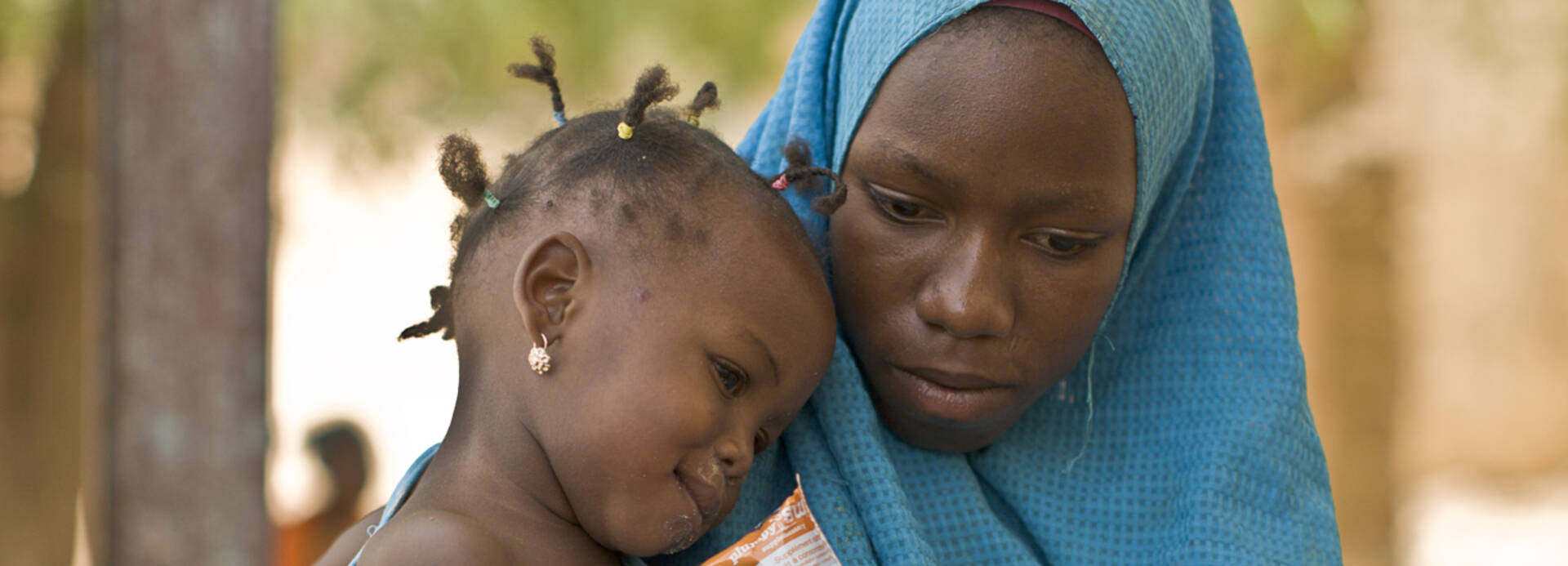 Niger: Frau hält ihr Kind in den Armen.