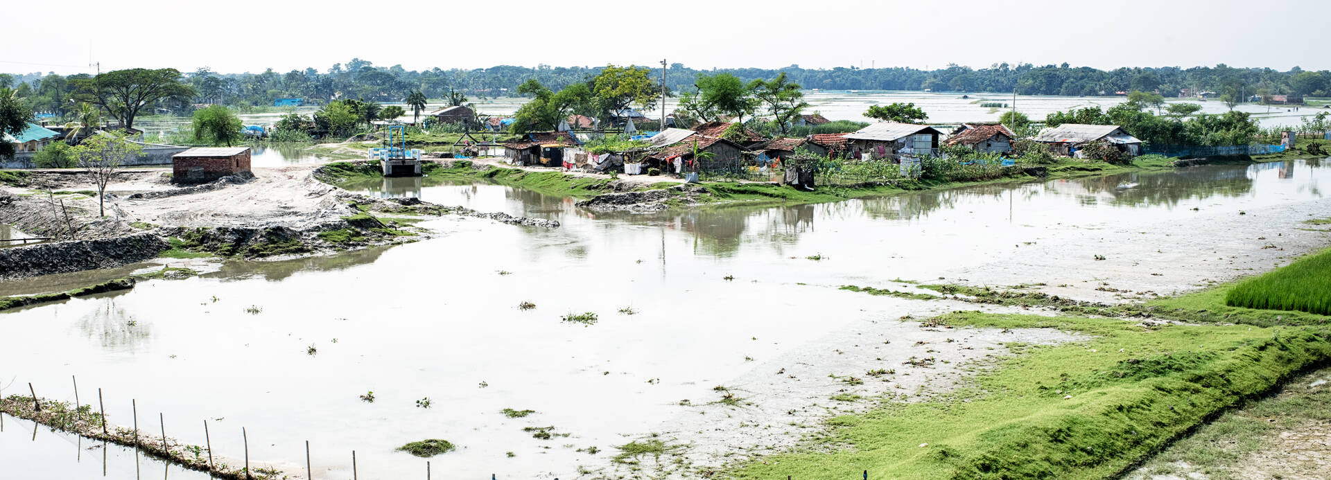 Überflutete Felder und Häuser in Bangladesch