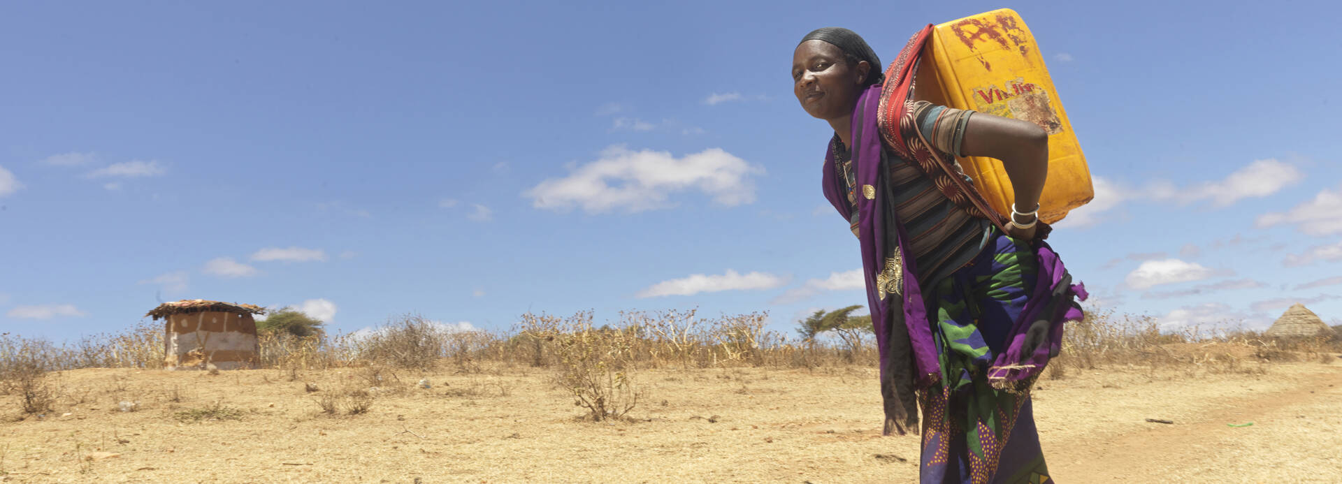 Äthiopien: Die Frauen des Dorfes können nun Wasser am neu gebauten Brunnen holen und ersparen sich weite Fußwege.