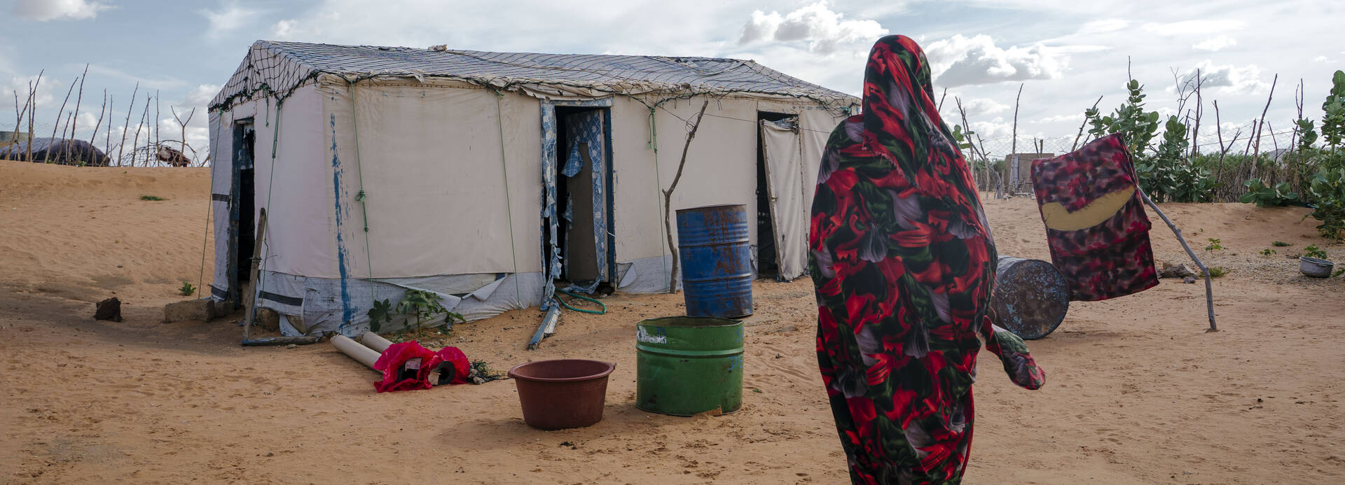 Eine Frau im Flüchtlingscamp Mbera in Mauretanien auf dem Weg zu ihrer Unterkunft.