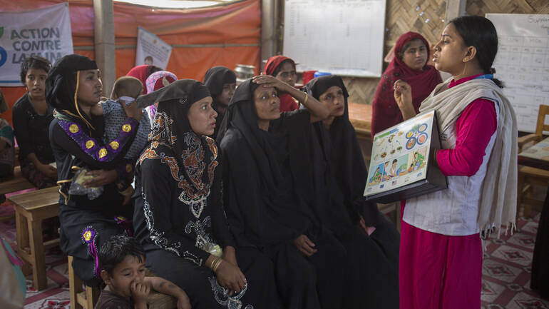 Mitarbeiterin von Aktion gegen den Hunger berät Rohingya-Frauen in Gesundheitsfragen 