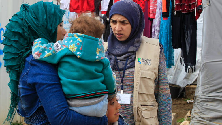 Mitarbeiterin von Aktion gegen den Hunger hilft Mutter und Kind in Syrien