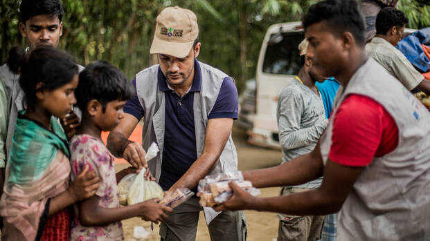 Unsere Teams in Bangladesch verteilen Nahrungsmittel an Rohingya.