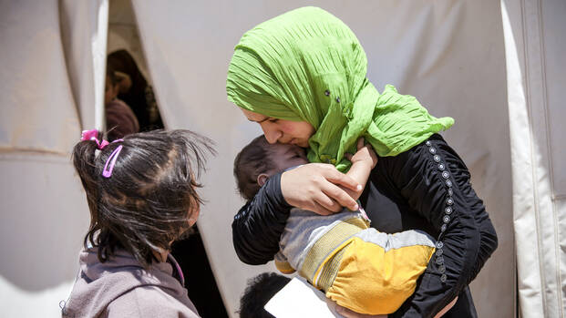 Syrische Mutter mit Kind im Flüchtlingslager