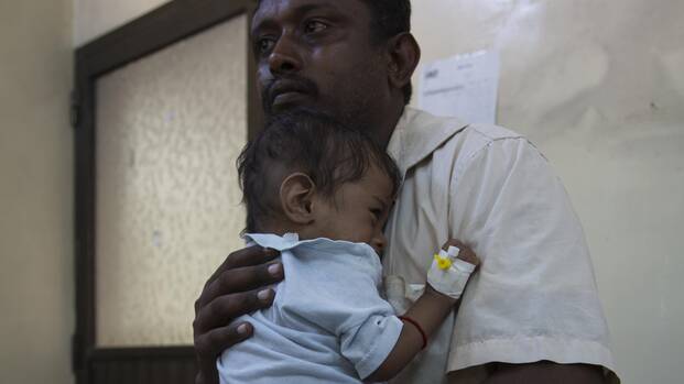 Junge im Jemen schmiegt sich an seinen Vater an