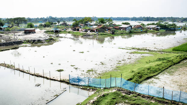Überflutete Felder und Häuser in Bangladesch