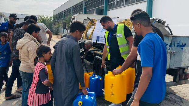 Unsere Teams in Gaza verteilen Trinkwasser an die Bevölkerung.