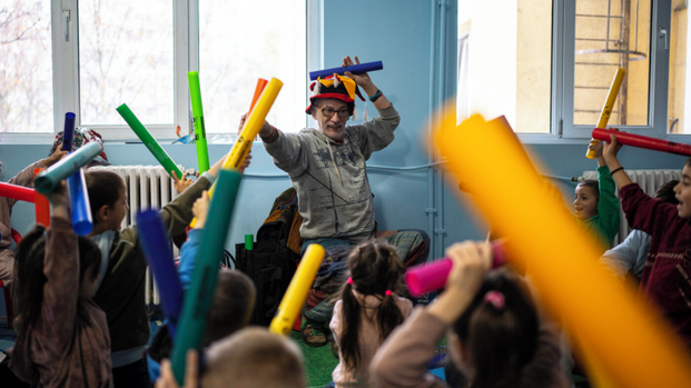 Musiktherapie mit bunten Schaumstäben für aus der Ukraine geflüchtete Kinder.
