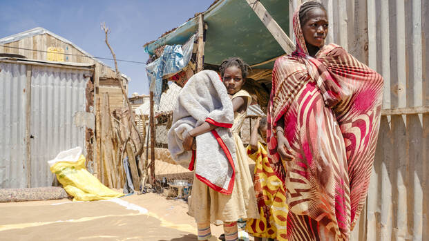Zwei Kinder stehen vor einer Hütte in einem Geflüchtetenlager in Mauretanien.