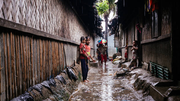 Geflüchtete Rohingya-Kinder suchen Schutz vor dem Regen