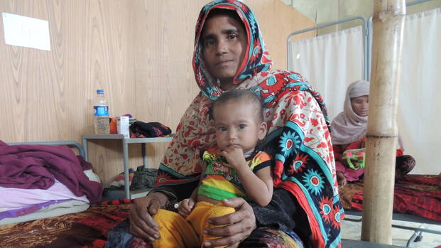Suri mit Nila auf dem Bett einer Krankenstation in Bangladesch