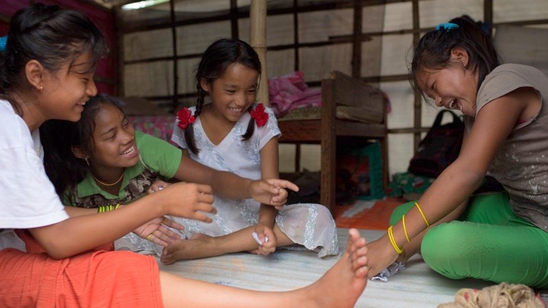 Lachende, spielende Kinder in Nepal