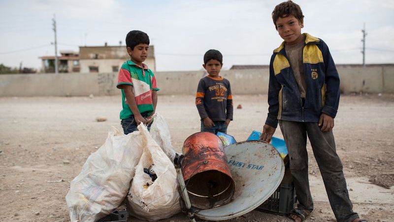 Syrische Kinder mit Metallmüll