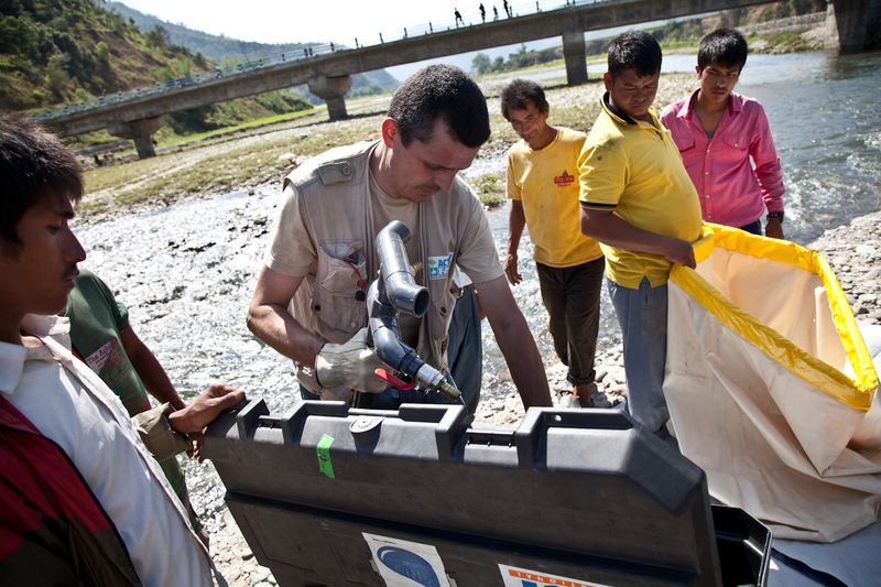 Reparatur von Wasserleitungen in Nepal nach dem Erdbeben 2015