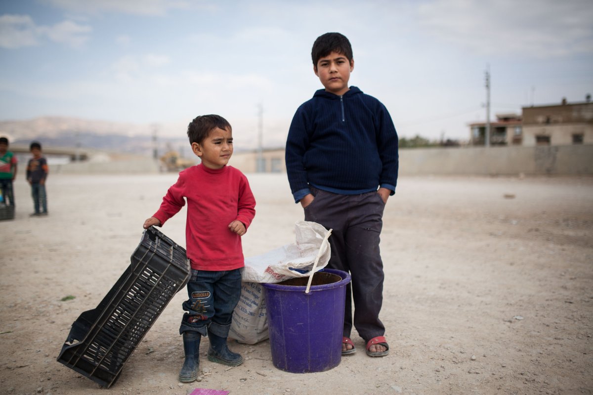 Zia und Mohanad mit ihren Arbeitsutensilien. ©Aktion gegen den Hunger/Florian Seriex