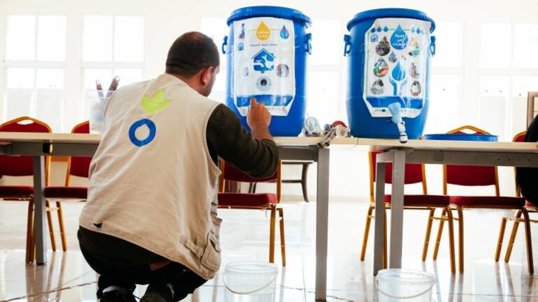 Ein Mitarbeiter von Aktion gegen den Hunger bereitet Hygieneschulung vor. Ein Mitarbeiter von Aktion gegen den Hunger bereitet Hygieneschulung vor.