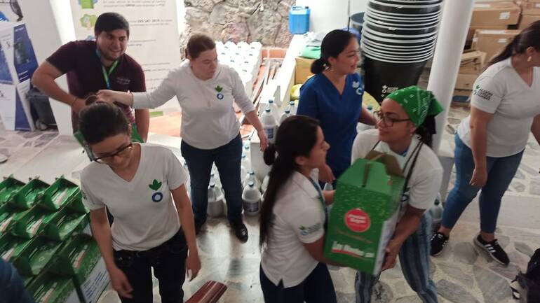 Mitarbeiter*innen verteilen Präventions-Kits in Kolumbien.