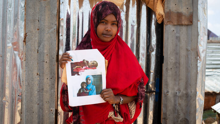 Fatuma zeigt die Bilder, die ihr vor Gericht geholfen haben