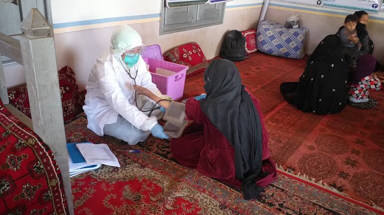 Gesundheitsversorgung durch Mitarbeiterin von Aktion gegen den Hunger in Ghor