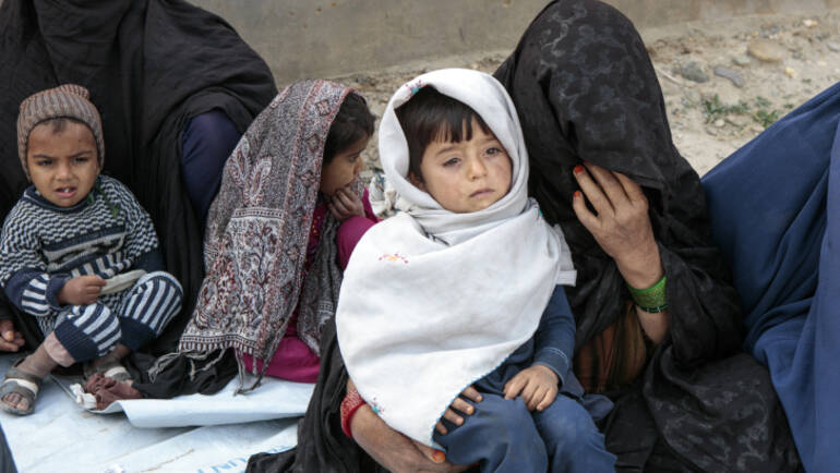 Kinder leiden unter den dramatischen Auswirkungen des Bebens. Afghanische Kinder und ihre Mütter