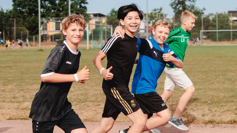 Schüler*innen laufen