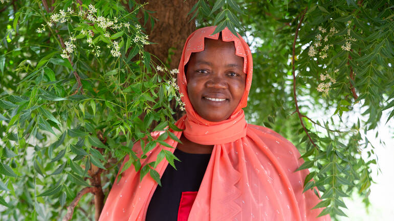 Mare Penda Gueye steht vor einem Baum in ihrer Heimat im Senegal Mare Penda Gueye steht vor einem Baum in ihrer Heimat im Senegal