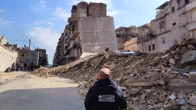 Mitarbeiterin von Aktion gegen den Hunger nach dem Erdbeben in Syrien
