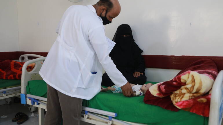 Nasmah mit ihrer Mutter in unserer Klinik im Jemen