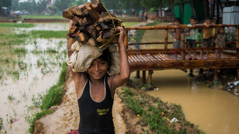 Rohingya-Mädchen mit Feuerholz in Bangladesch. Rohingya-Mädchen mit Feuerholz in Bangladesch.