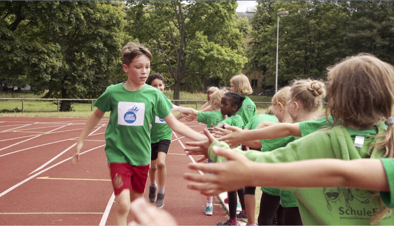 Schüler*innen laufen gegen den Hunger