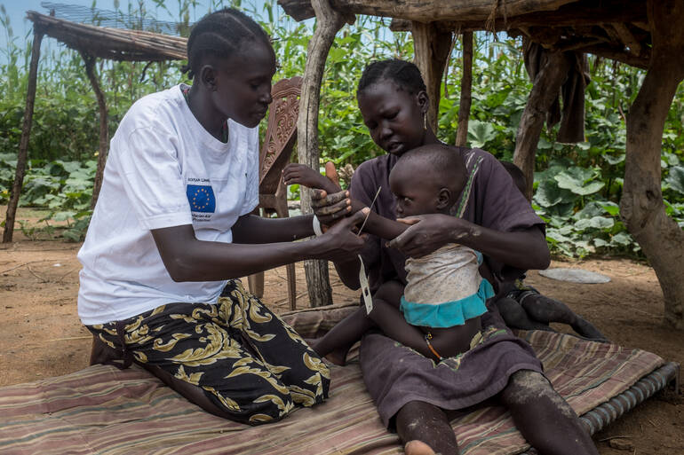 Agawol untersucht das Kind ihrer Nachbarin auf Mangelernährung