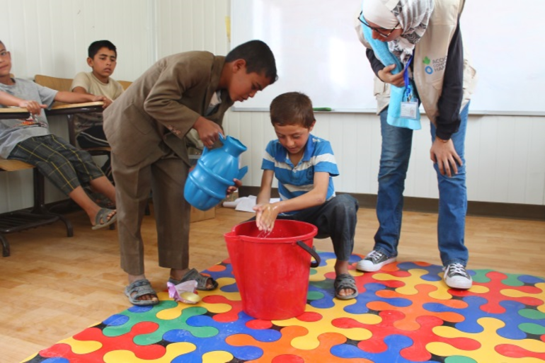 Kinder lernen spielerisch Praxen der Hygiene Kinder lernen spielerisch Praxen der Hygiene