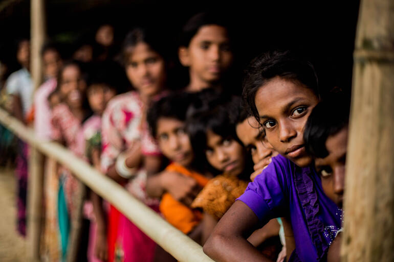 Mädchen steht in Schlange mit vielen Kindern in einem Flüchtlingslager in Bangladesch, Mädchen steht in Schlange mit vielen Kindern in einem Flüchtlingslager in Bangladesch,