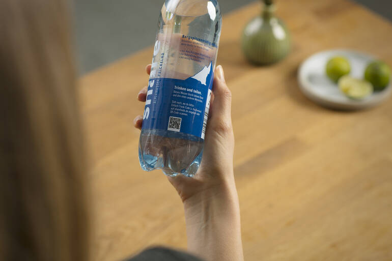 Der QR-Code auf einer share-Wasserflasche Der QR-Code auf einer share-Wasserflasche