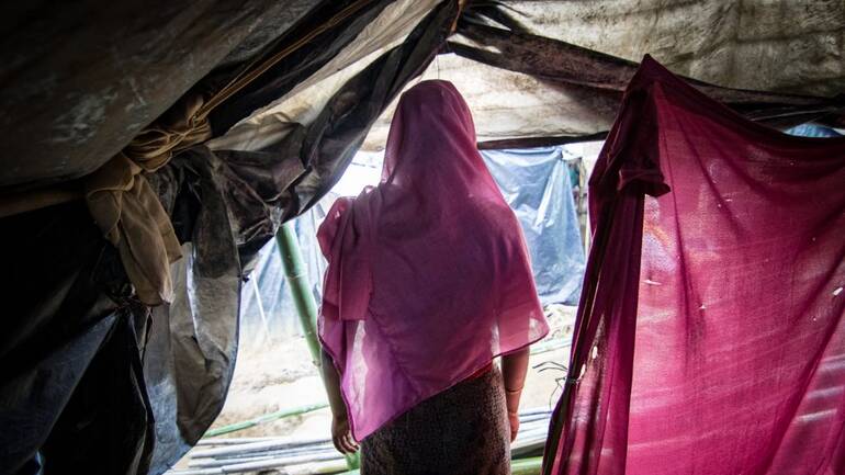 Yasmine schaut aus ihrer Unterkunft im Flüchtlingslager