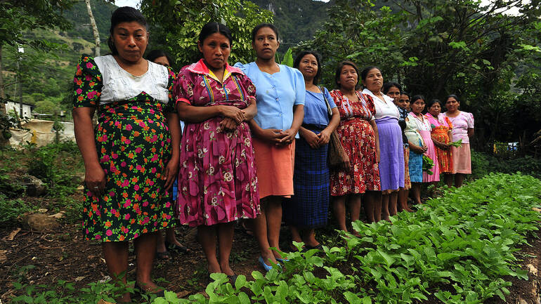 Eine Reihe von Frauen und Mädchen in Guatemala