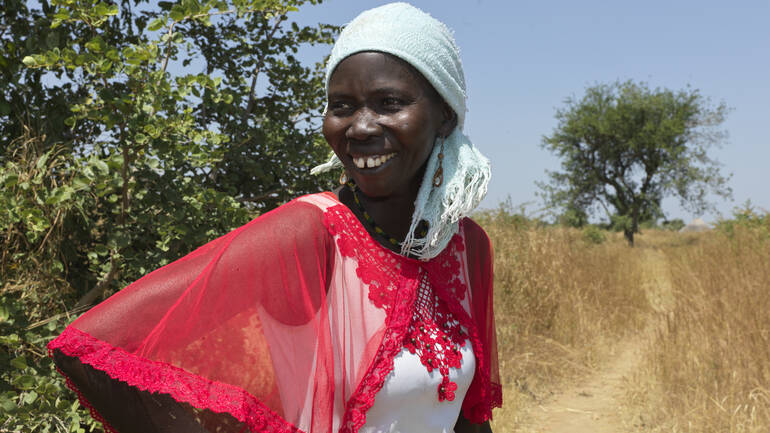 lachende Frau aus dem Südsudan