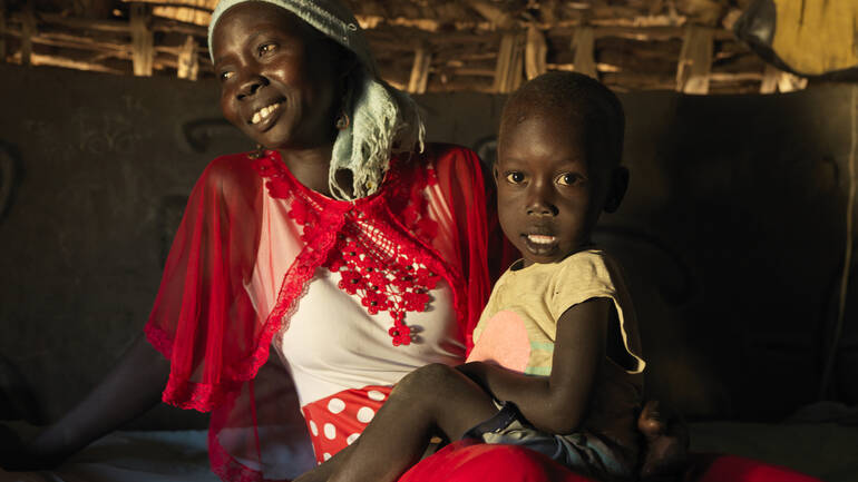 Frau und mangelernährtes Kind aus dem Südsudan