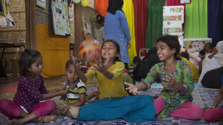 Kinder aus Myanmar werden im Geflüchtetenlager in Bangladesch von Aktion gegen Hunger betreut