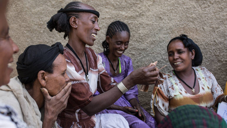 Frauen aus Äthiopien beim wöchentlichen Treffen ihrer Spar- und Darlehensgruppe