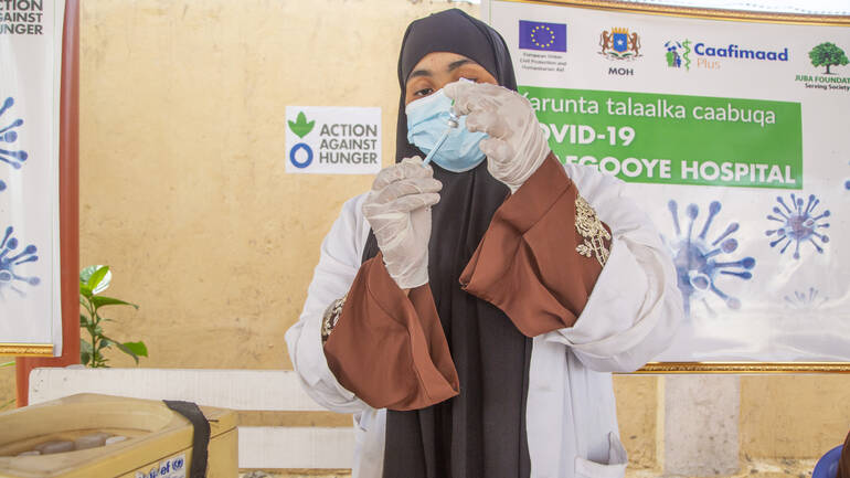 Eine Krankenschwester aus Somalia bereitet eine Spritze mit dem Impfstoff gegen COVID-19 vor. 