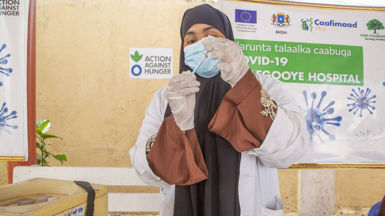 In Somalia wird gegen COVID-19 geimpft Eine Krankenschwester aus Somalia bereitet eine Spritze mit dem Impfstoff gegen COVID-19 vor.