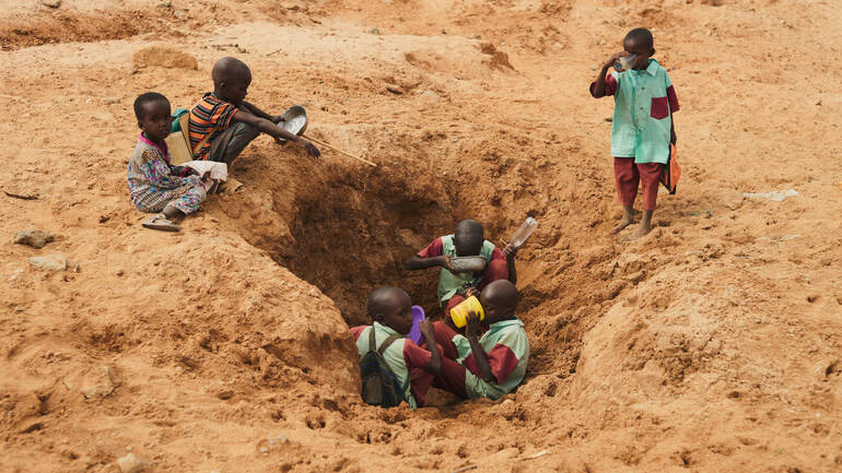 Dürre in Kenia: Kinder sind auf der Suche nach den letzten Tropfen Wasser Sechs Kinder sind in einer der trockendsten Gegenden Kenias auf der Suche nach Wasser in einem fast ausgetrockneten Wasserloch