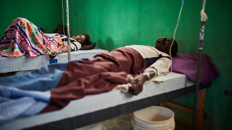 Cholera-Patient*innen in einem Krankenhaus in Haiti Cholera-Patient*innen werden in einem Krankenhaus behandelt